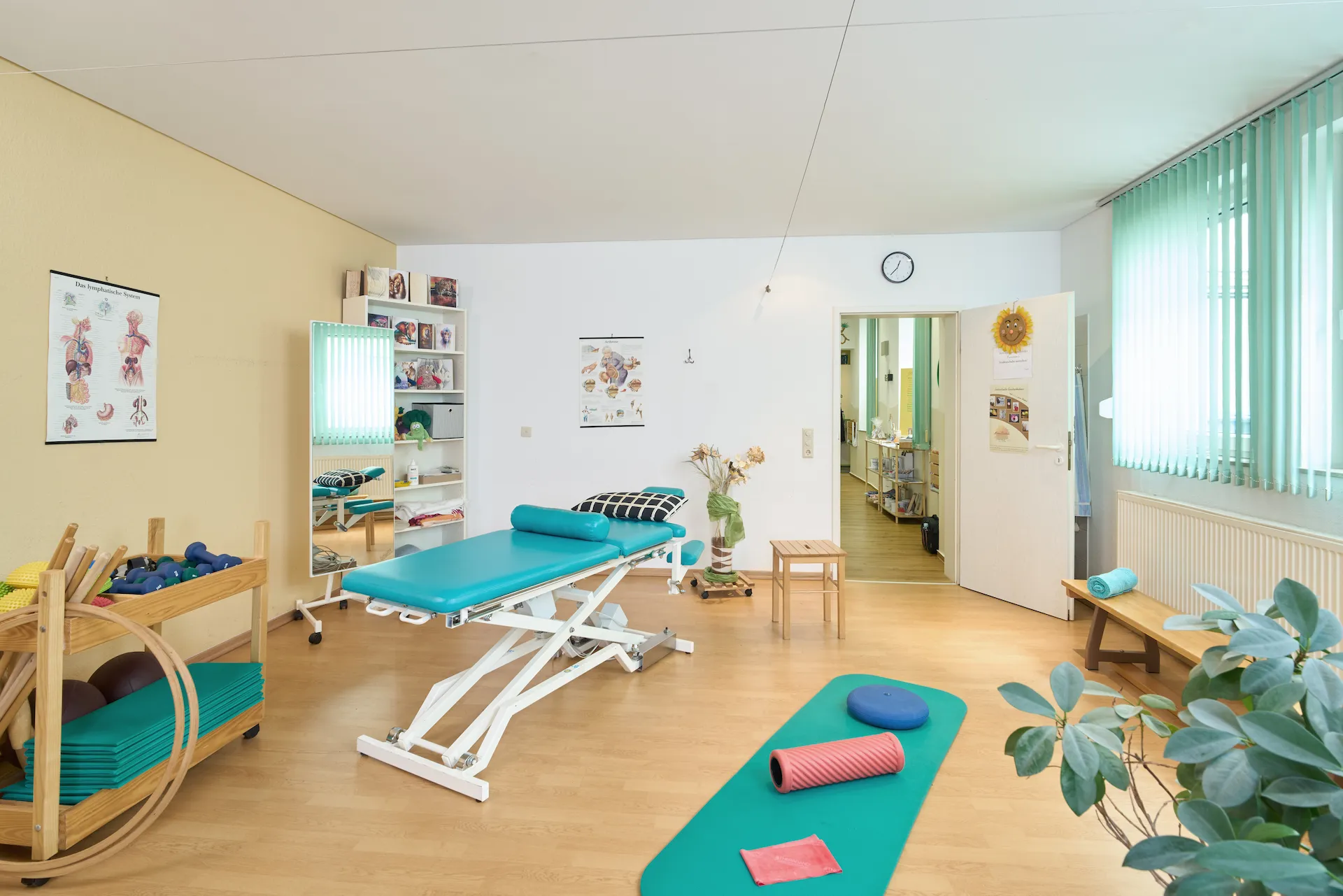 Heller, moderner Behandlungsraum für Physiotherapie in Freiberg